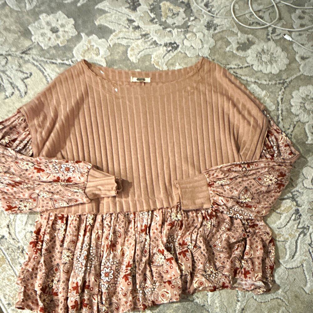 Gimmicks Women’s Pink Beige Knit Paisley Round Neck Long Sleeve Ruffle Top M